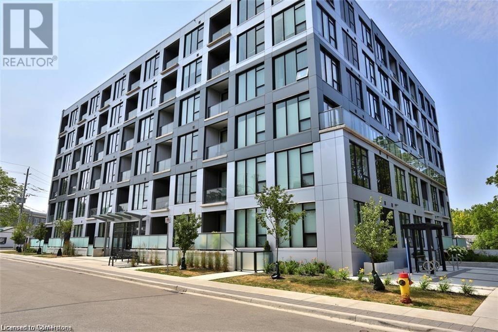 690 King St W in Kitchener, ON - Building Photo
