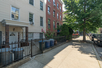 692 Leonard St in Brooklyn, NY - Building Photo - Building Photo