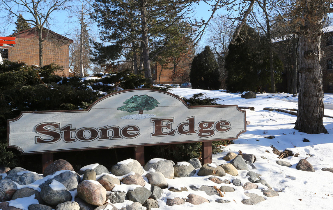 Stone Edge in Island Lake, IL - Foto de edificio