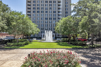 Woodway Place Condos in Houston, TX - Building Photo - Building Photo