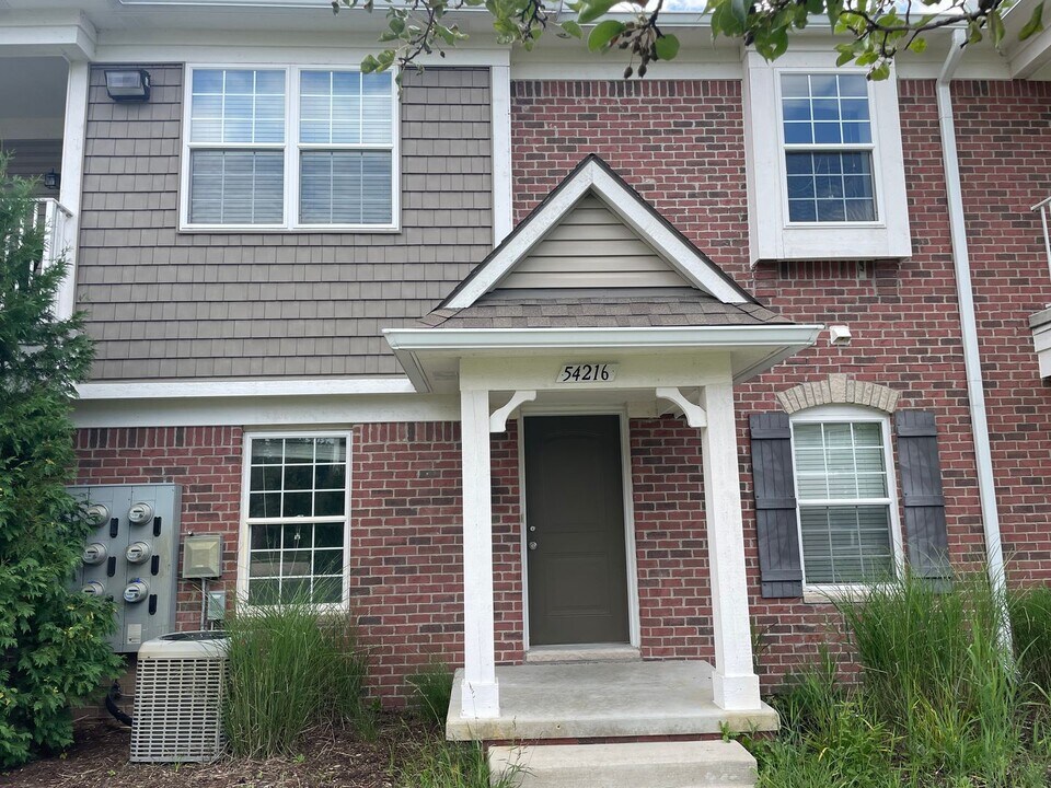 54216 Baypoint Dr in Shelby Township, MI - Building Photo