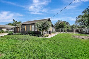 2044 Thonig Rd in Houston, TX - Building Photo