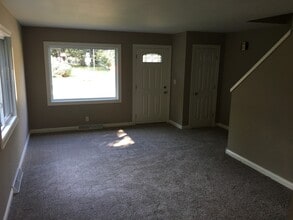 10601 W Garfield Ave in Wauwatosa, WI - Building Photo - Building Photo