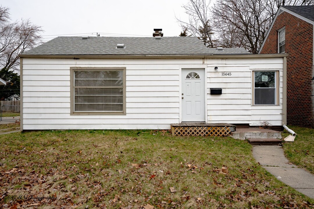 15645 Semrau Ave in Eastpointe, MI - Building Photo