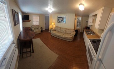 1012 12th St-Unit -UP in San Leon, TX - Building Photo - Building Photo