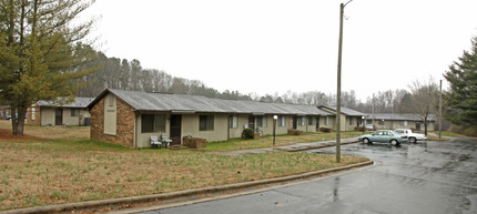 Azalea Circle in Gibsonville, NC - Foto de edificio - Building Photo