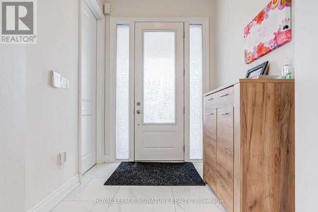 71 Maple Fields Cir in Aurora, ON - Building Photo - Building Photo