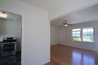 819 E Edgeware Rd in Los Angeles, CA - Building Photo - Building Photo