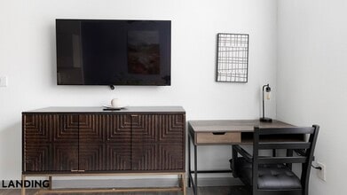 1001 S Center St in Arlington, TX - Foto de edificio - Building Photo