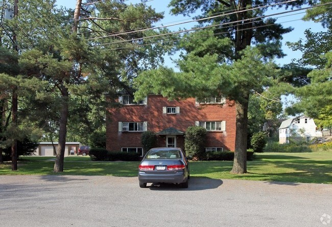 Creekside Court Apartments in Hamburg, NY - Building Photo - Building Photo