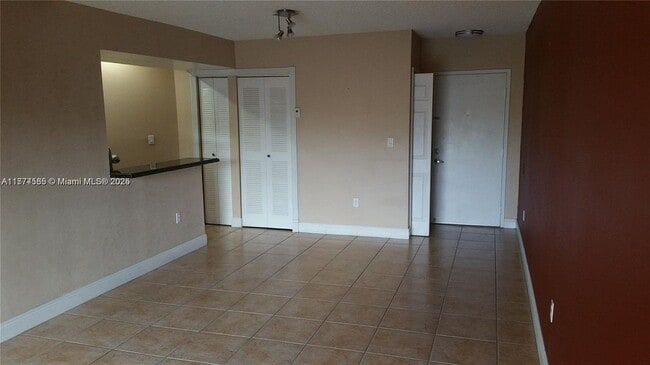 9725 Fontainebleau Blvd in Miami, FL - Building Photo - Building Photo