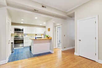 50 E Cedar St, Unit #2 in Chicago, IL - Building Photo - Building Photo