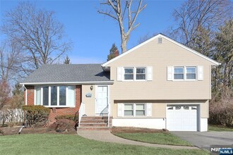 331 Webster Dr in New Milford, NJ - Building Photo - Building Photo