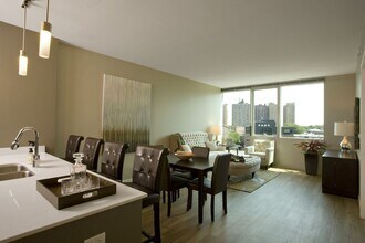 3740 N Halsted St in Chicago, IL - Foto de edificio - Building Photo