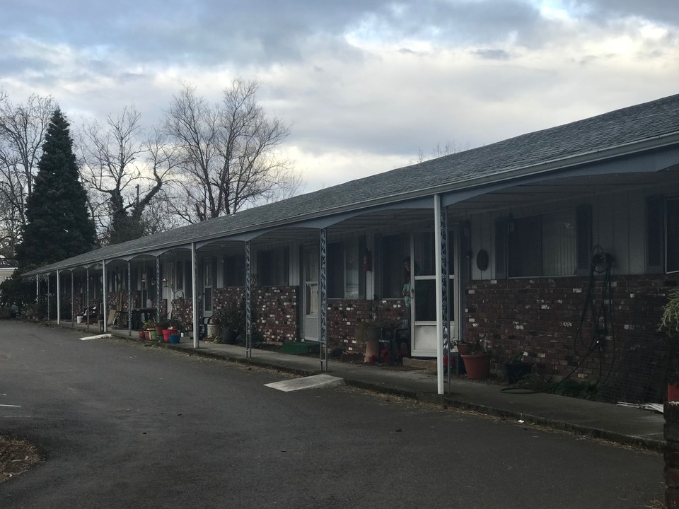 Courtney Apartments in Milwaukie, OR - Foto de edificio