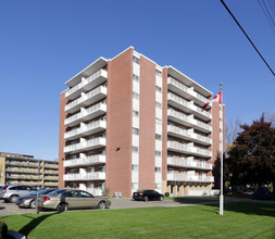 8 Woodman Dr S in Hamilton, ON - Building Photo - Building Photo