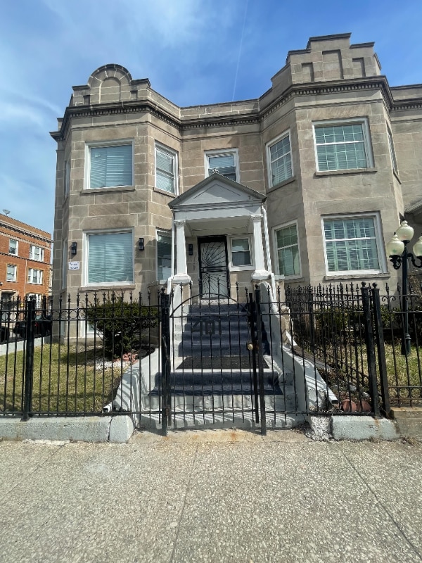 property at 401 S Homan Ave