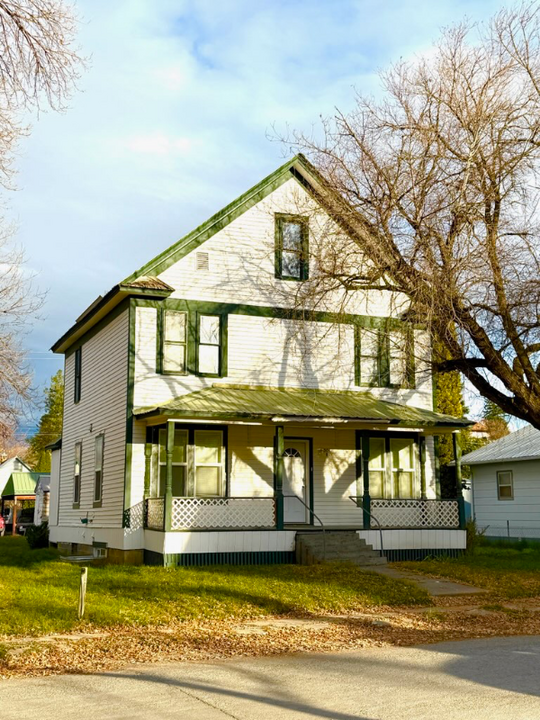 506 1st Ave W in Eureka, MT - Building Photo