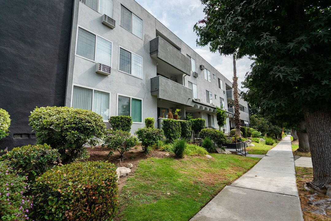 4950 Coldwater Canyon in Sherman Oaks, CA - Building Photo