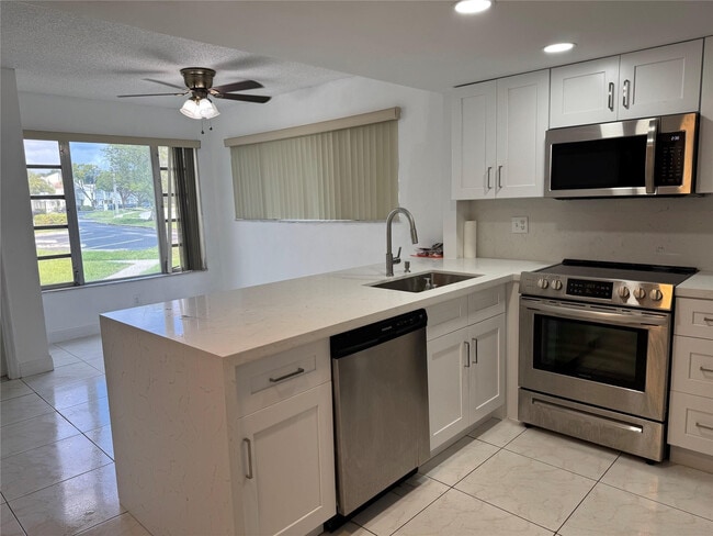 8031 Lagos De Campo Blvd in Tamarac, FL - Building Photo - Building Photo