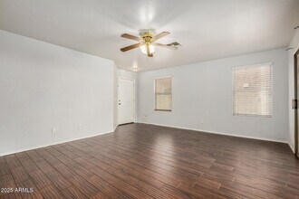 8218 W Superior Ave in Phoenix, AZ - Foto de edificio - Building Photo