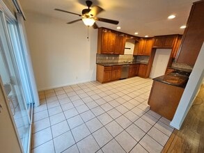 7632 Amazon Dr, Unit #1 in Huntington Beach, CA - Foto de edificio - Building Photo