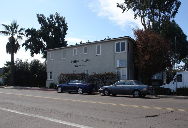 Pueblo Village Apartments in San Diego, CA - Foto de edificio - Building Photo