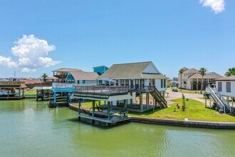 1122 Makatea St in Tiki Island, TX - Building Photo - Building Photo