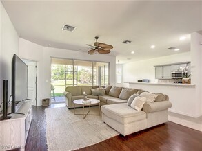12731 Stone Tower Loop in Ft. Myers, FL - Foto de edificio - Building Photo