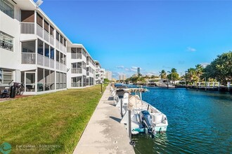 465 Paradise Isle Blvd in Hallandale Beach, FL - Building Photo - Building Photo