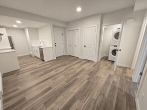 8010 Cedric Mah Rd in Edmonton, AB - Building Photo - Building Photo