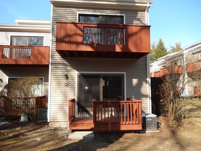 222 Melody Ln in Fairfield, CT - Foto de edificio - Building Photo