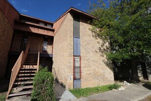 100 Aurora St in Laredo, TX - Building Photo