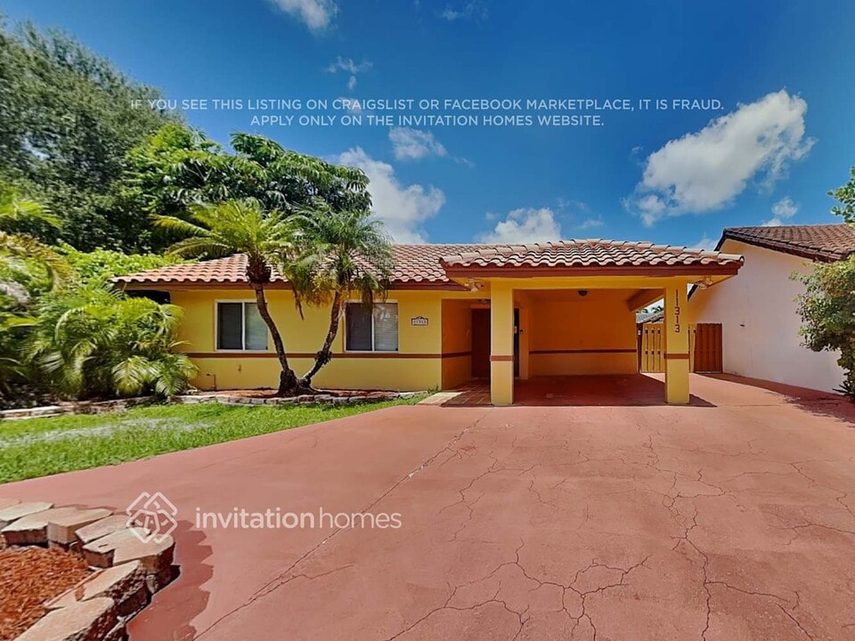 11313 SW 74th St in Miami, FL - Building Photo
