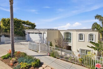 8120 Billowvista Dr in Los Angeles, CA - Building Photo - Building Photo