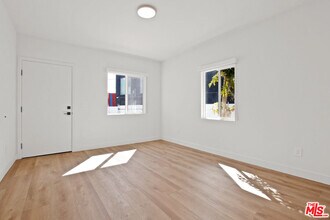 2539 Cloverdale Ave in Los Angeles, CA - Building Photo - Building Photo