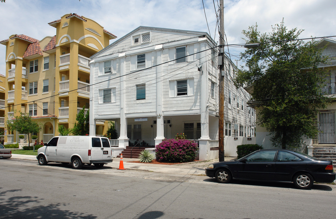 Oaks Apartments in Miami, FL - Building Photo