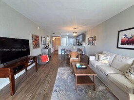 9410 Poinciana Pl in Davie, FL - Building Photo