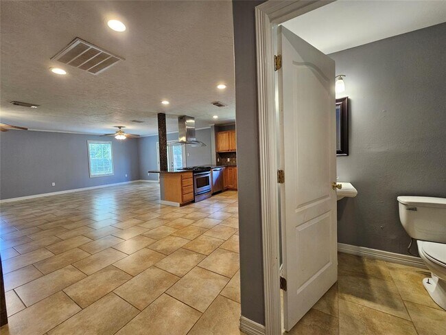 11223 Burning Tree Dr in Montgomery, TX - Building Photo - Building Photo