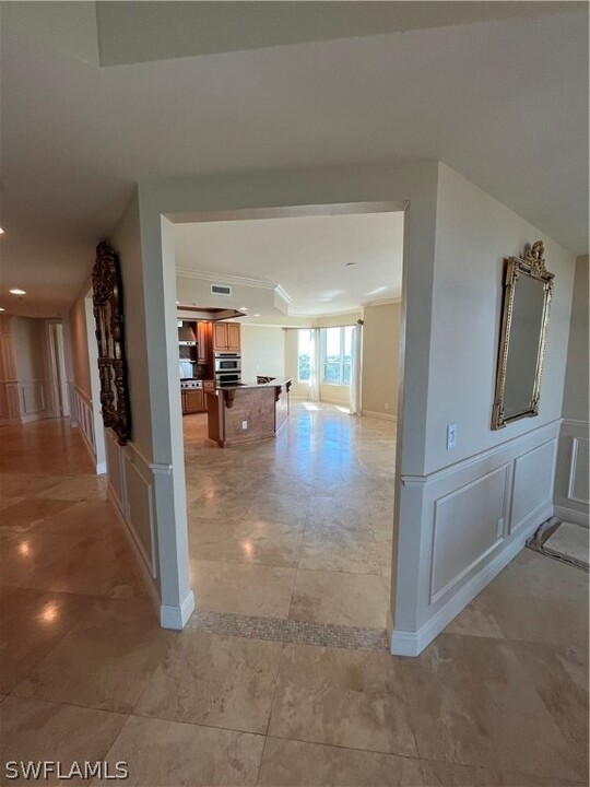 285 Grande Way in Naples, FL - Building Photo