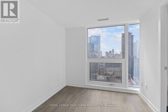 82-2282 Dalhousie St in Toronto, ON - Building Photo - Building Photo