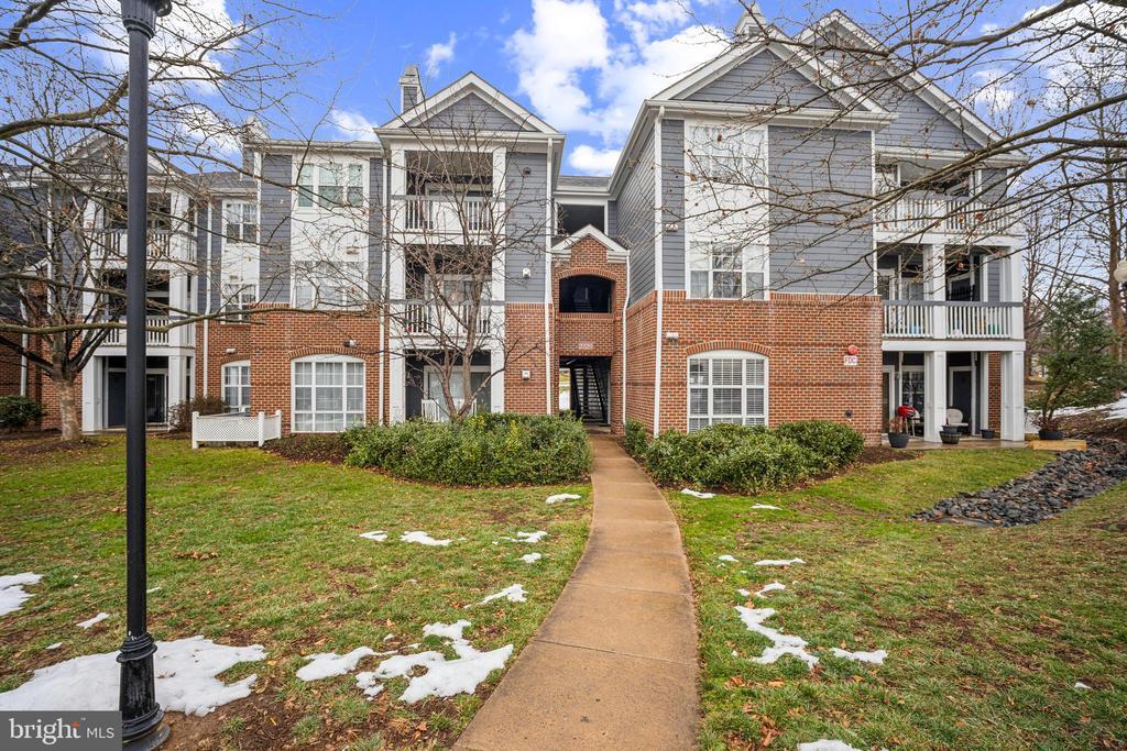 20281 Beechwood Terrace-Unit -302 in Ashburn, VA - Building Photo