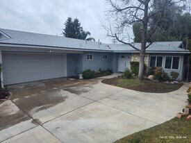 28237 Hot Springs Ave in Santa Clarita, CA - Building Photo