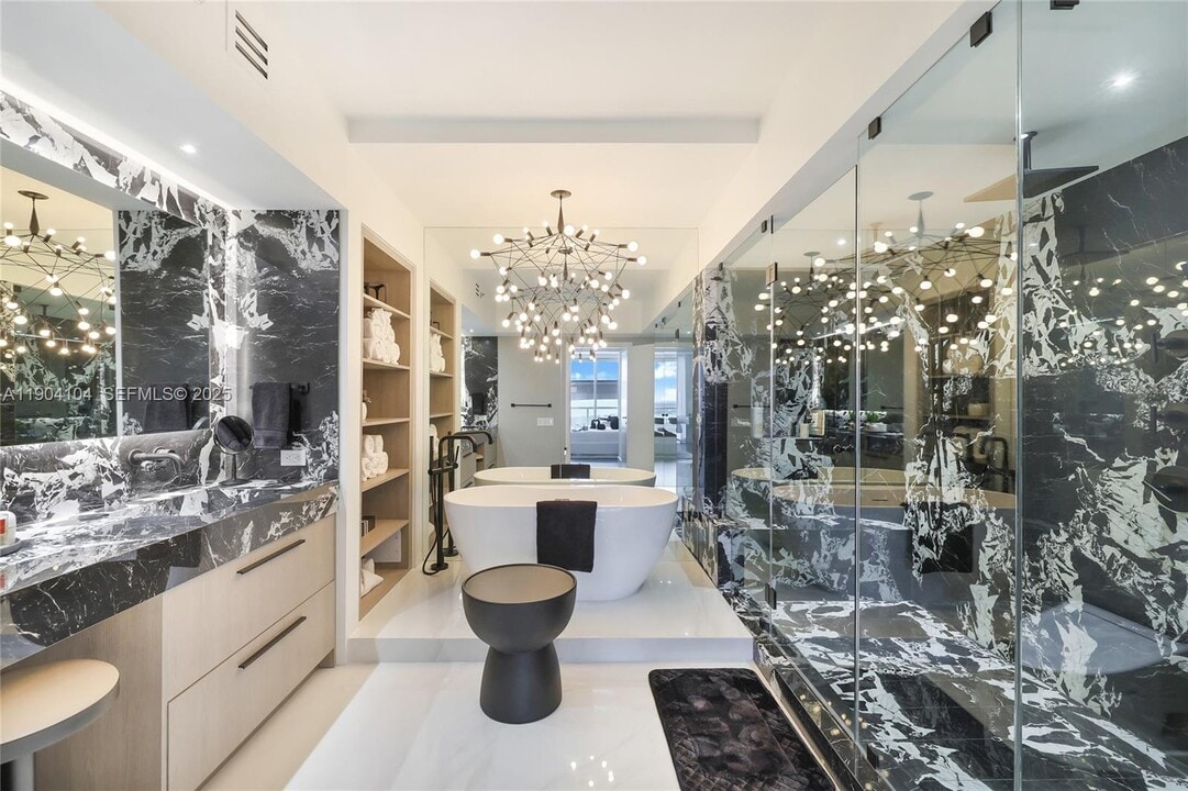 450 Alton Rd in Miami Beach, FL - Building Photo