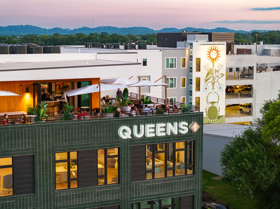 Queens Wedgewood Houston in Nashville, TN - Building Photo