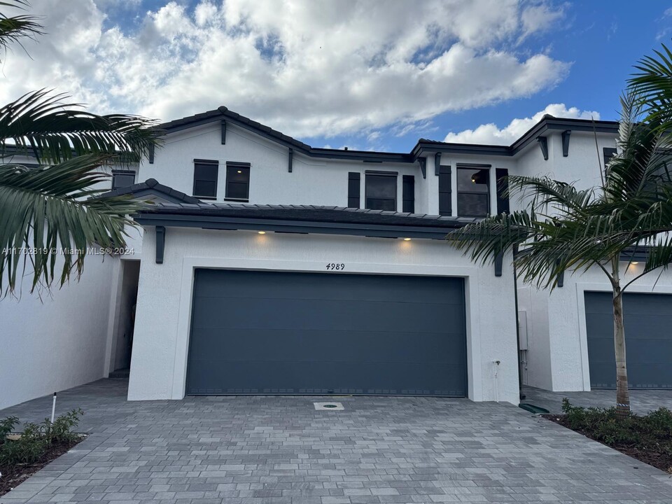 4989 Peacock Way in Davie, FL - Building Photo