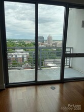 333 W Trade St in Charlotte, NC - Building Photo - Building Photo
