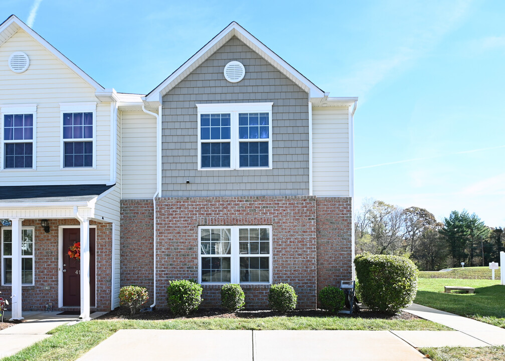 414 Hidden Brook Ln in Greensboro, NC - Foto de edificio