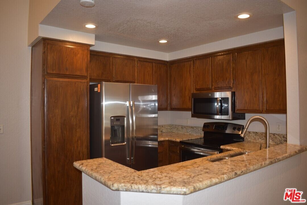 8725 Beckenham Ln-Unit -N in Inglewood, CA - Building Photo