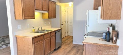 125 Commons Cir in Saline, MI - Building Photo - Building Photo